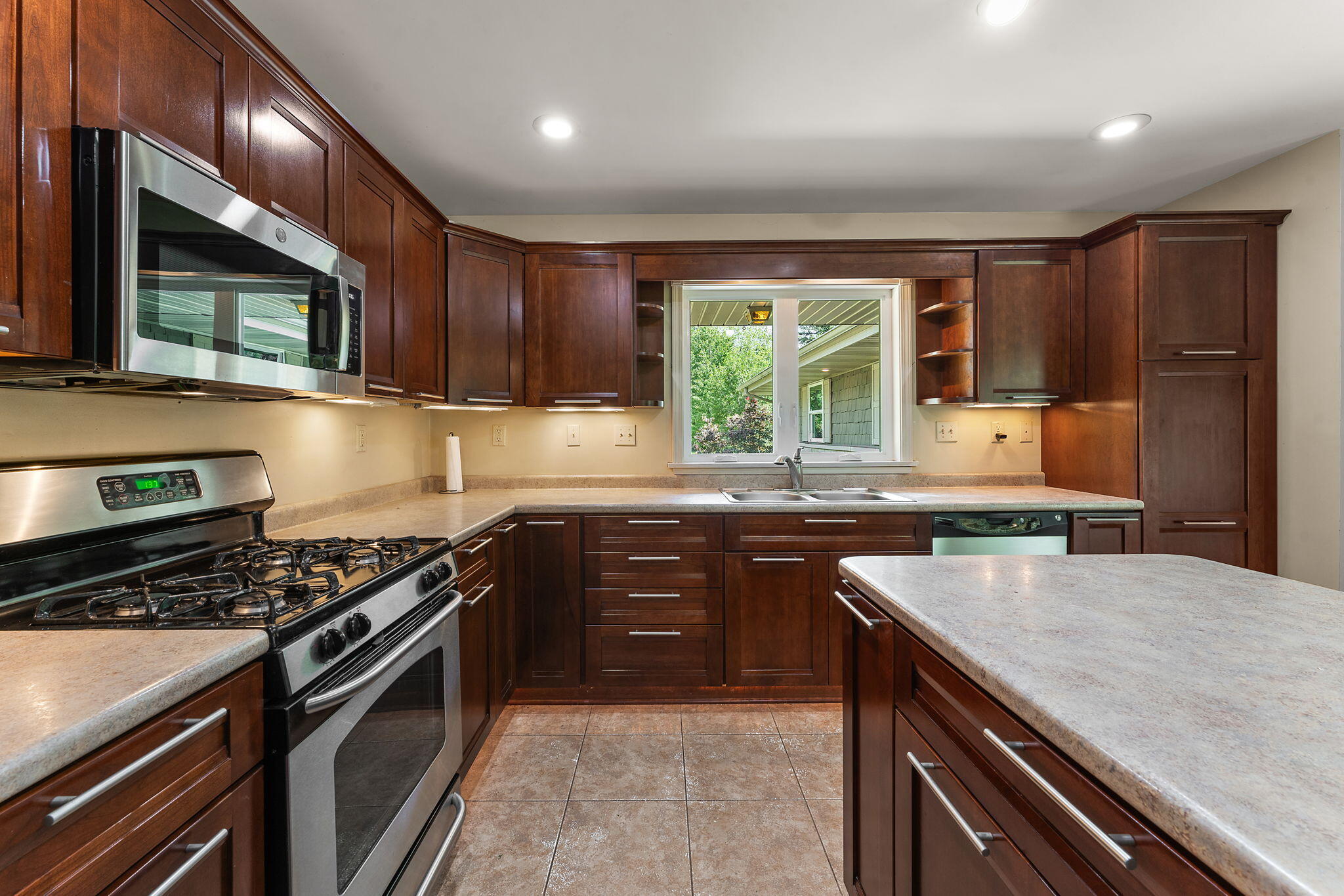 16280 Hendricks Street