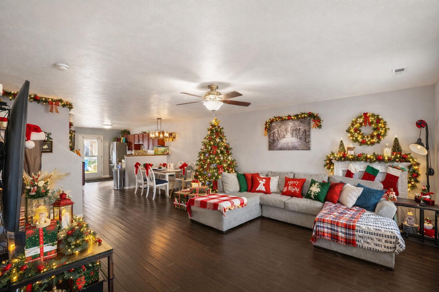 10421 Paramount Way