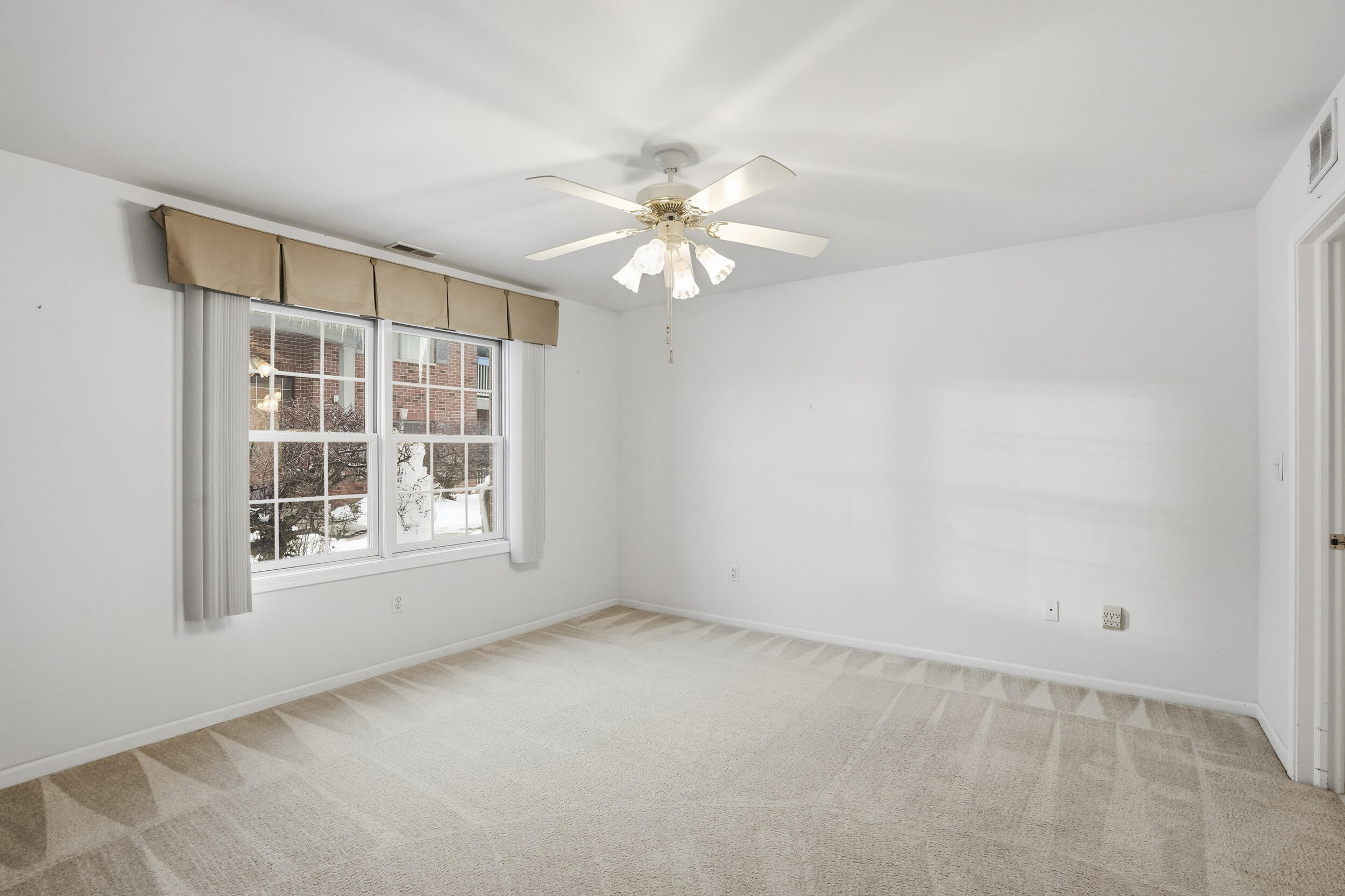 545 Cambridge Court Unit: 1d