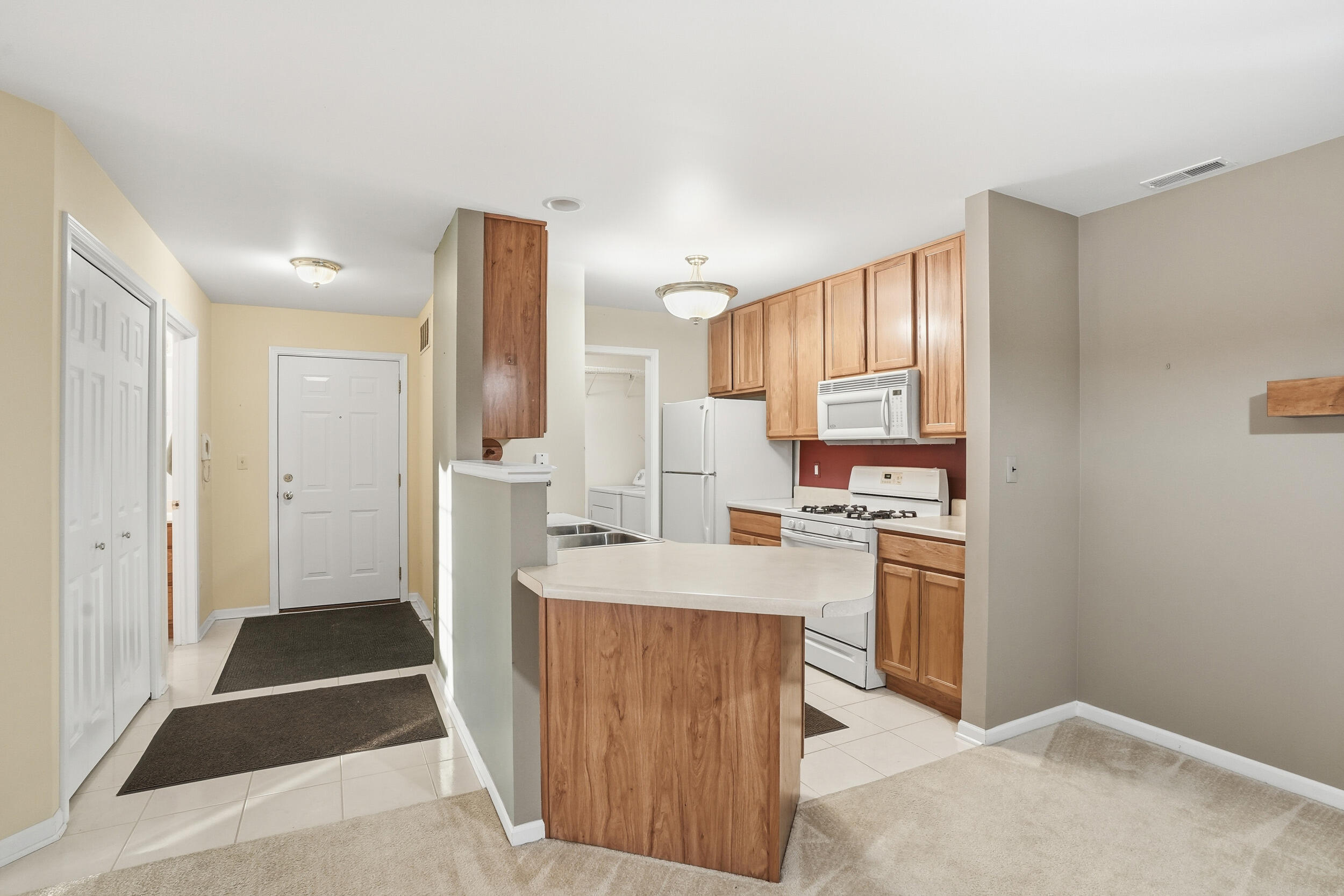 545 Cambridge Court Unit: 1d