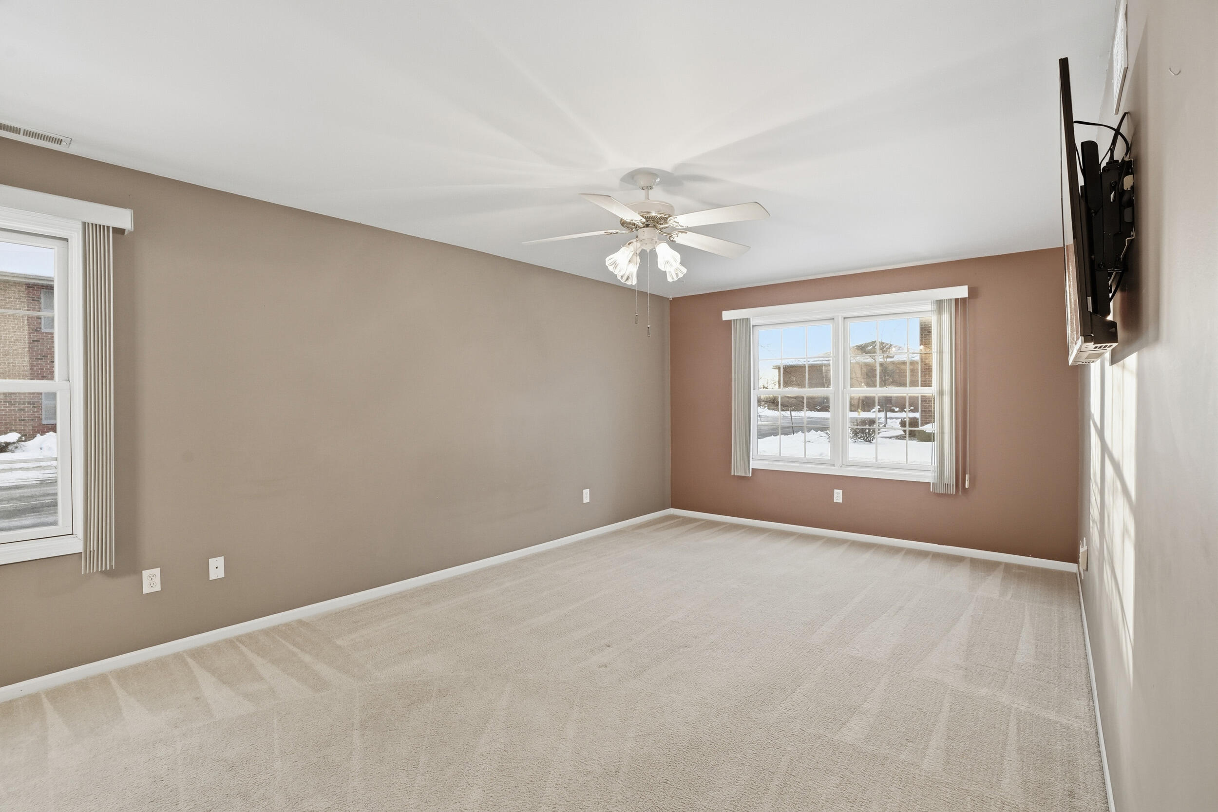 545 Cambridge Court Unit: 1d