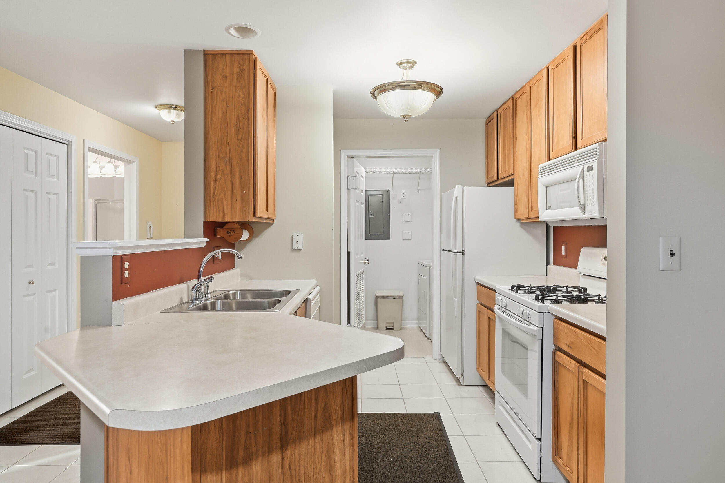 545 Cambridge Court Unit: 1d