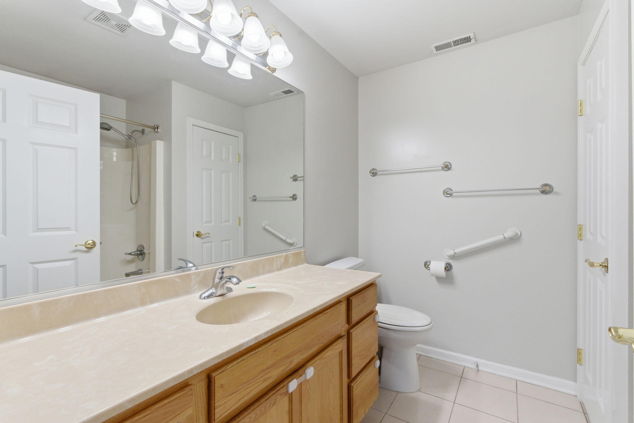 607 Cambridge Court Unit: 1b