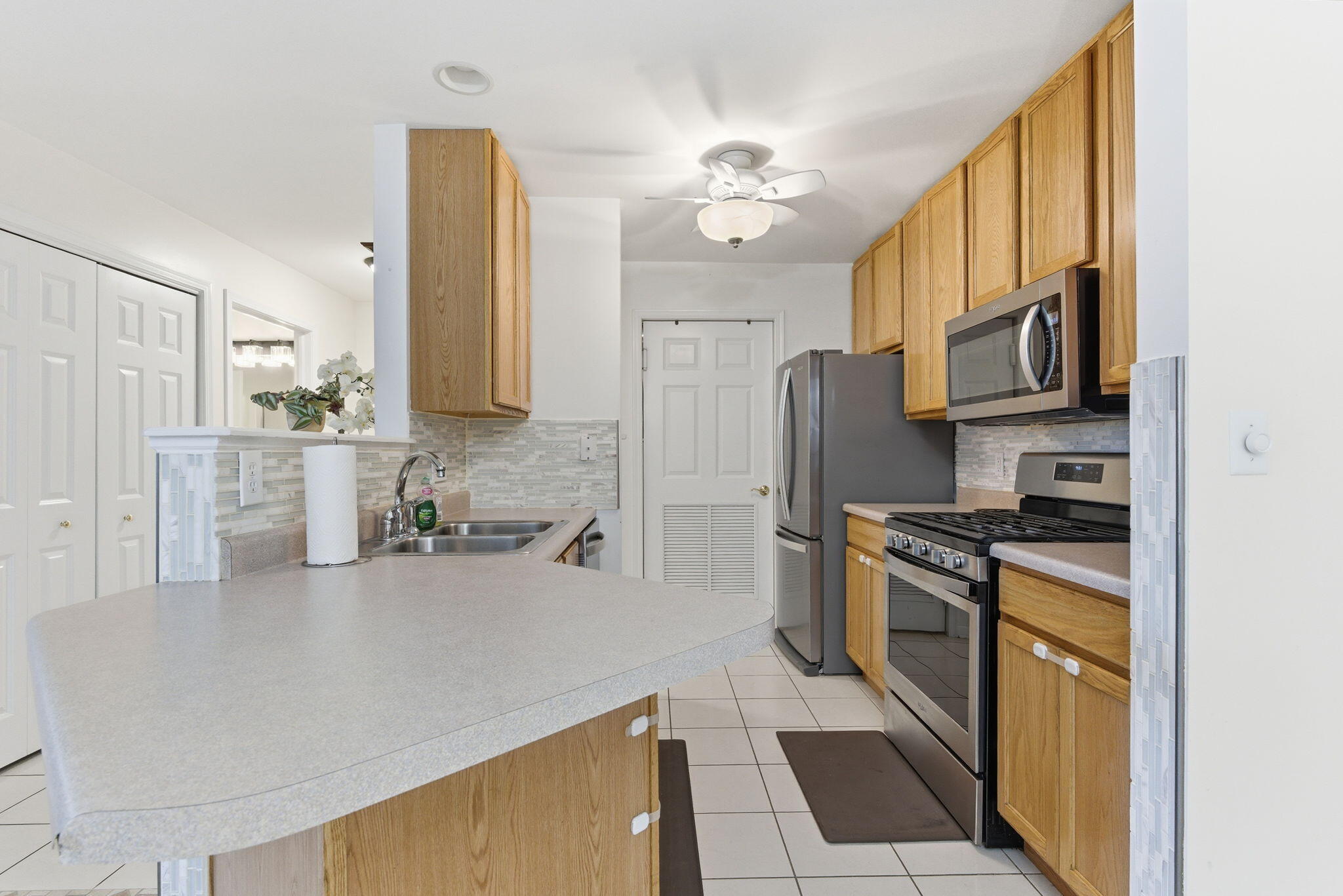 607 Cambridge Court Unit: 1b