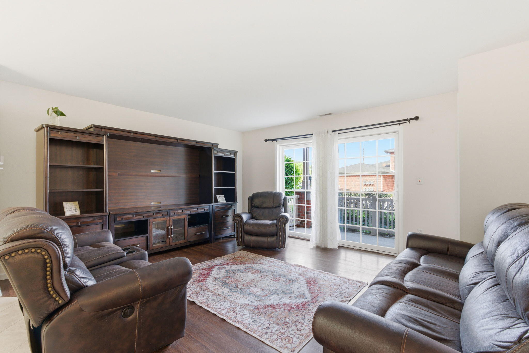 607 Cambridge Court Unit: 1b