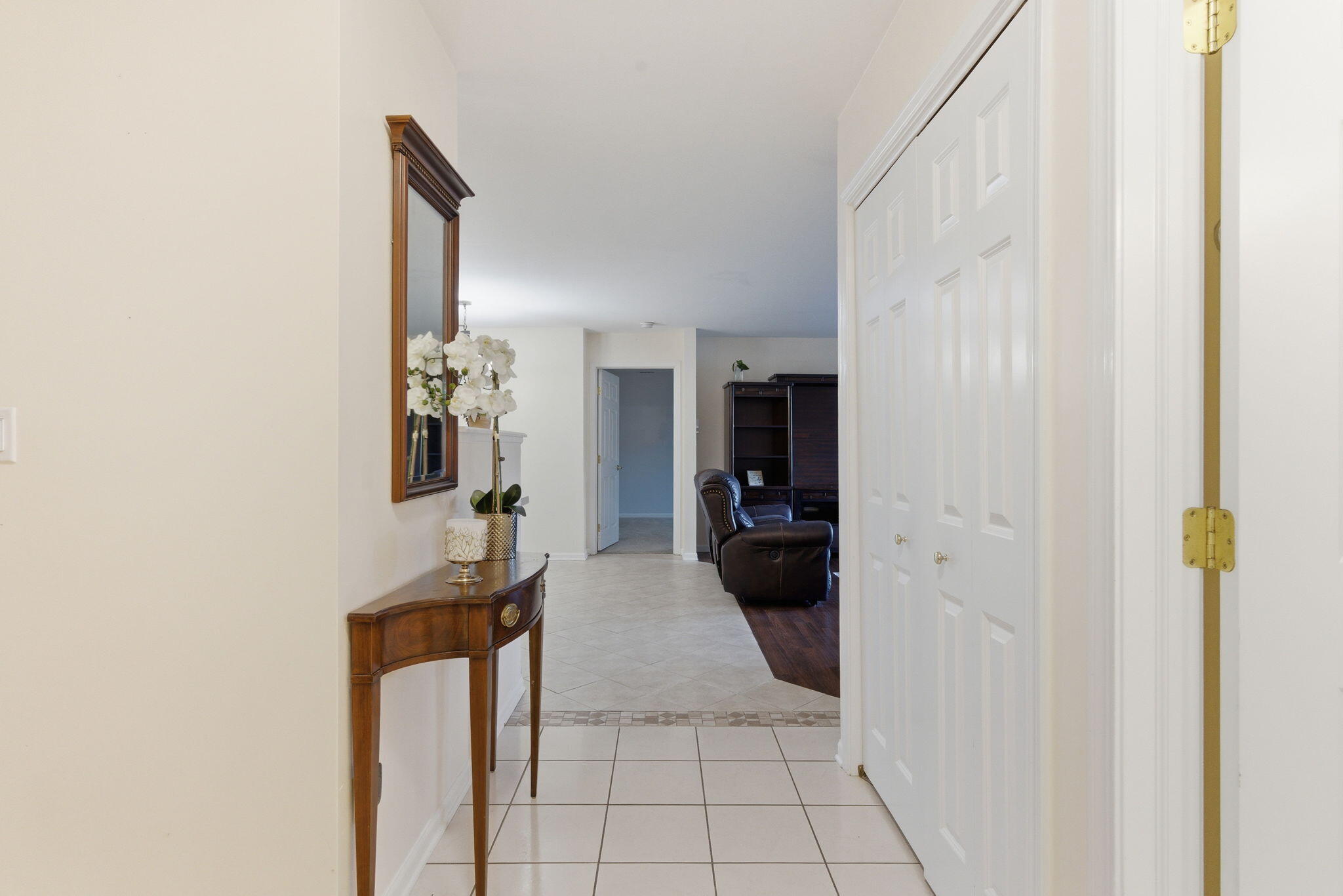 607 Cambridge Court Unit: 1b