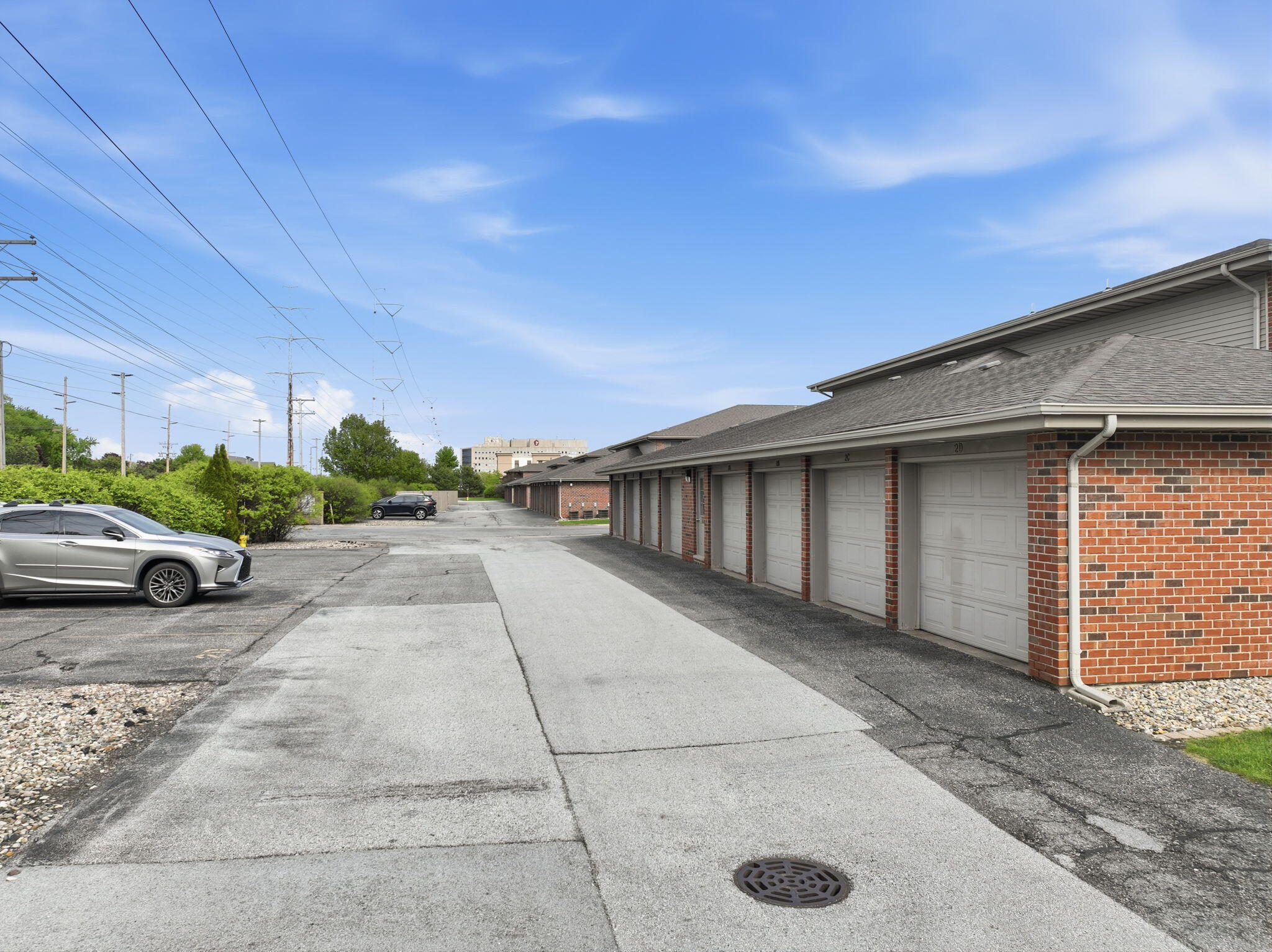 607 Cambridge Court Unit: 1b