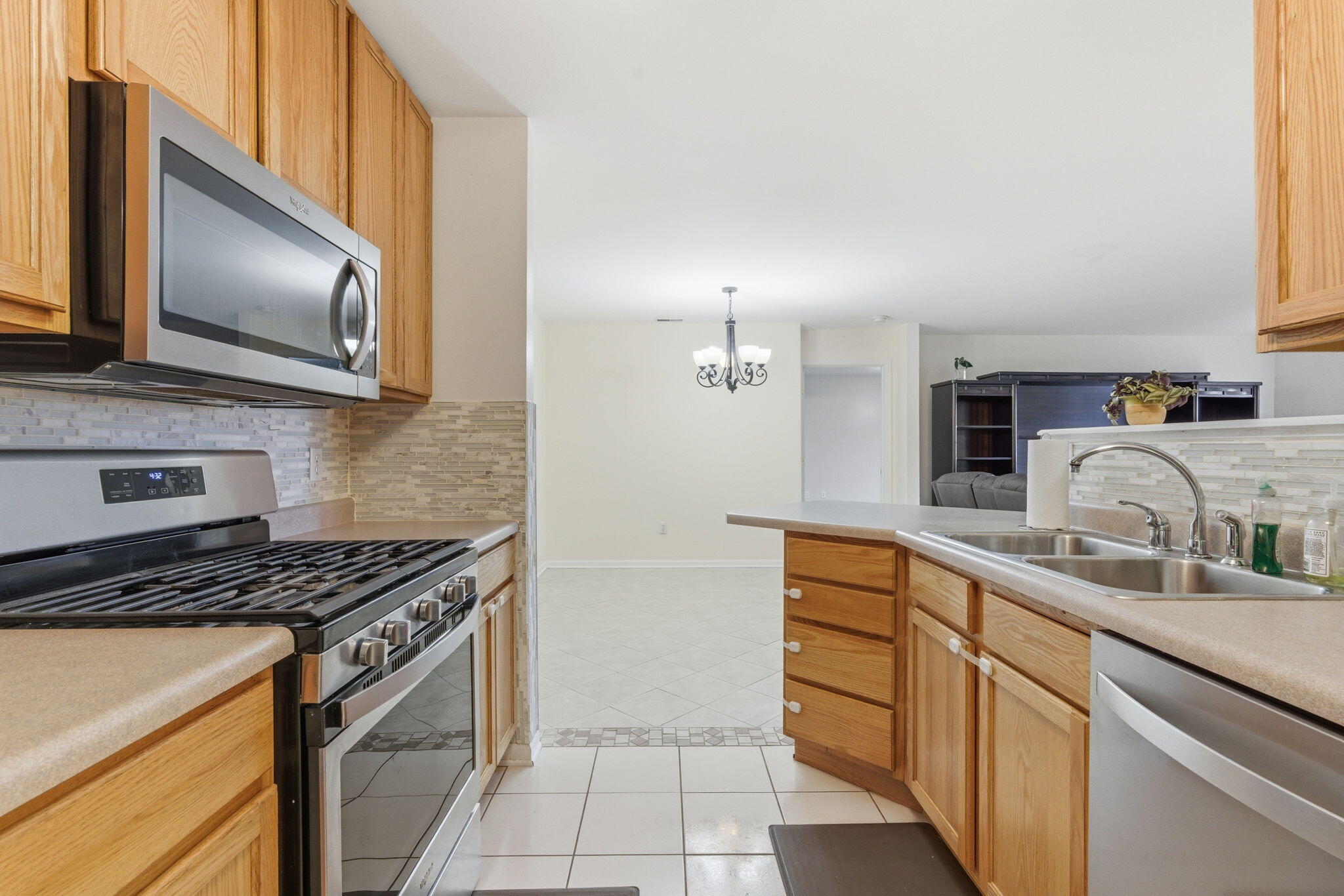 607 Cambridge Court Unit: 1b