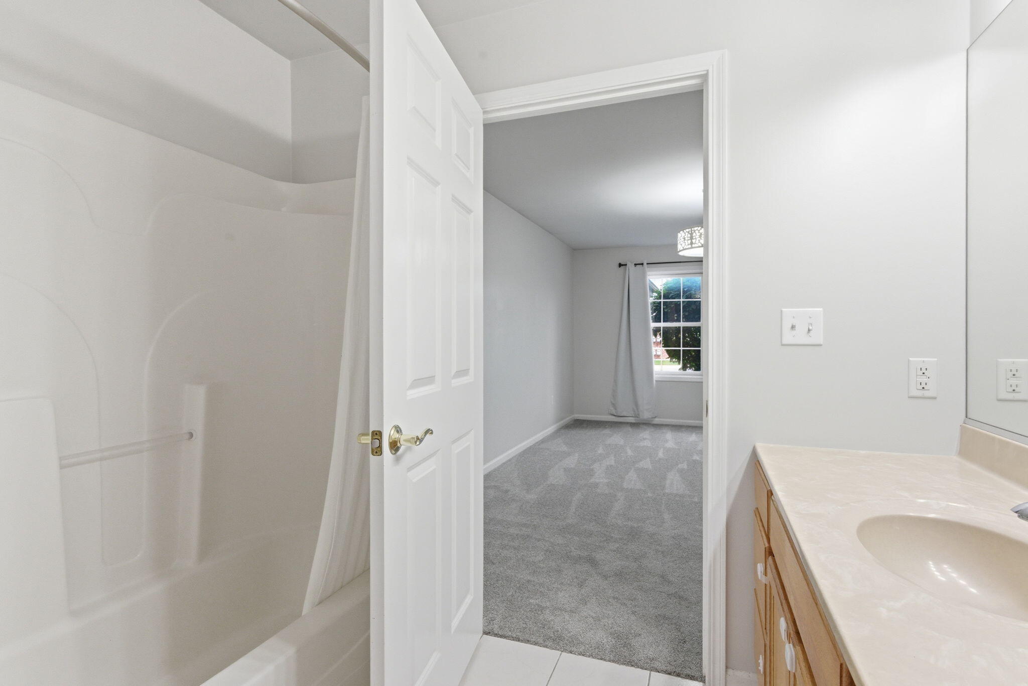 607 Cambridge Court Unit: 1b