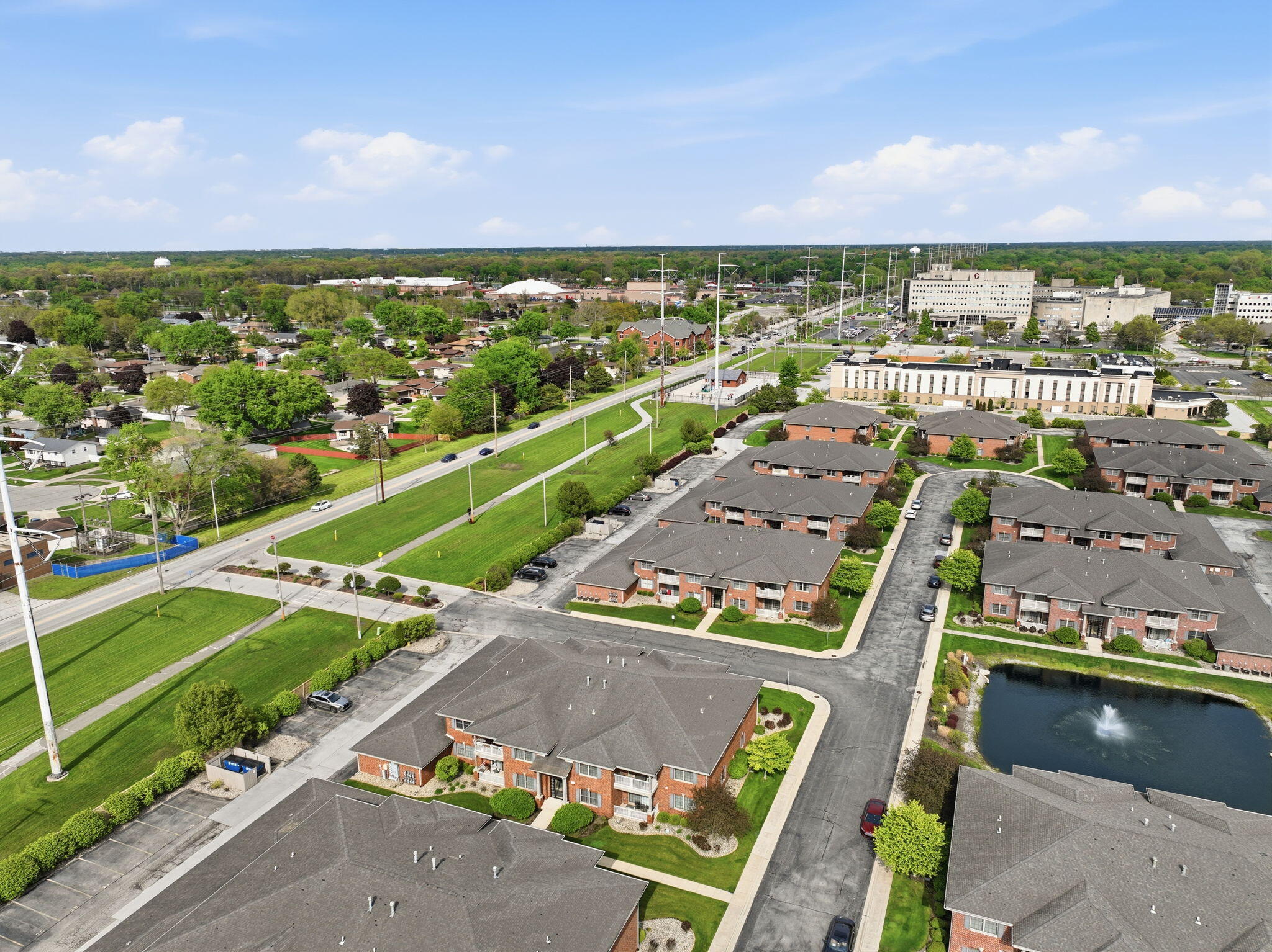 607 Cambridge Court Unit: 1b