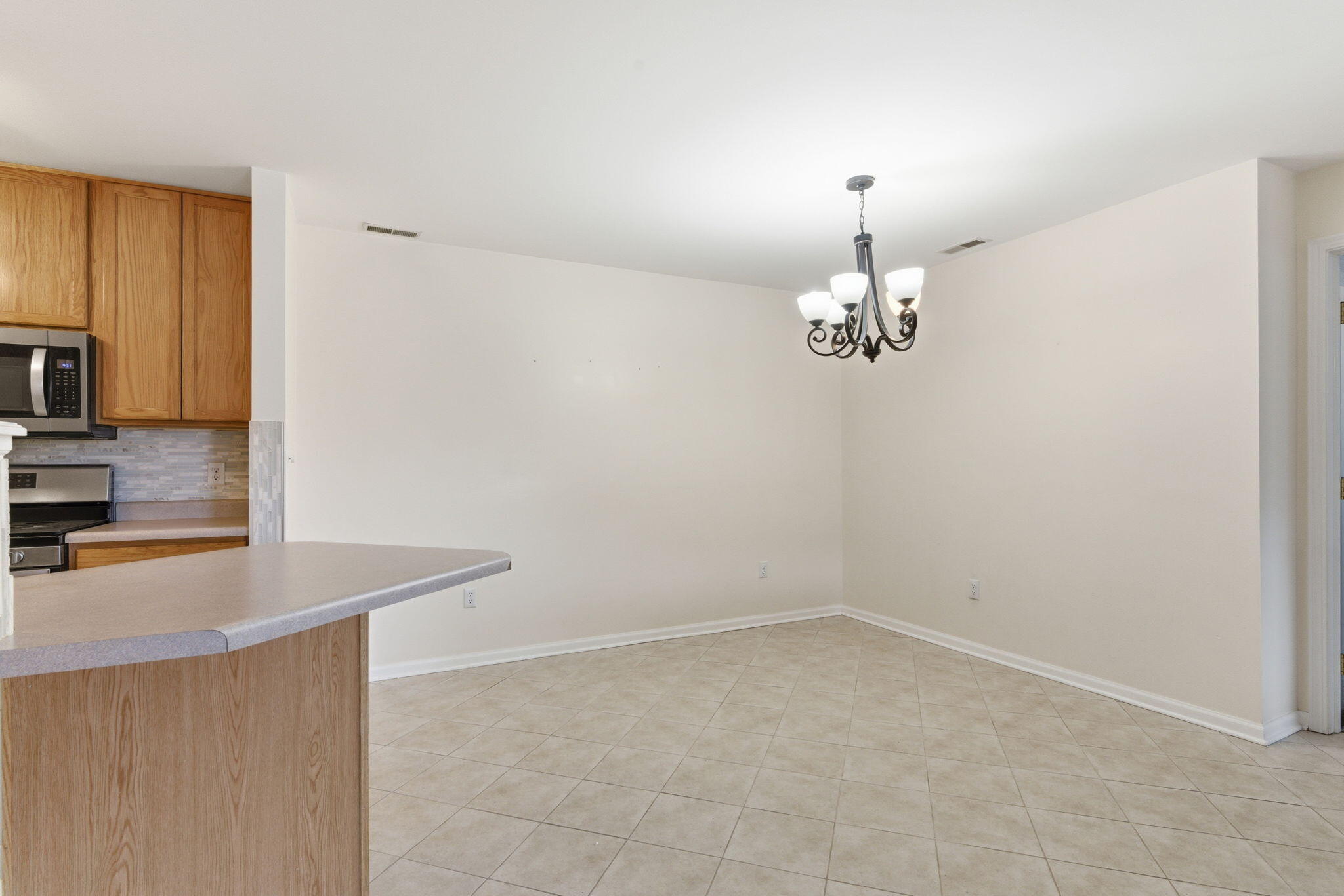 607 Cambridge Court Unit: 1b