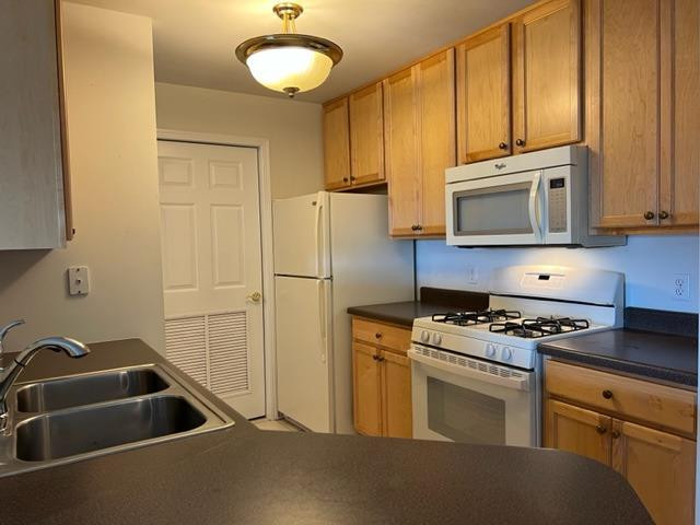 641 Cambridge Court Unit: 2b