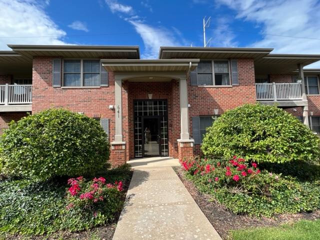 641 Cambridge Court Unit: 2b