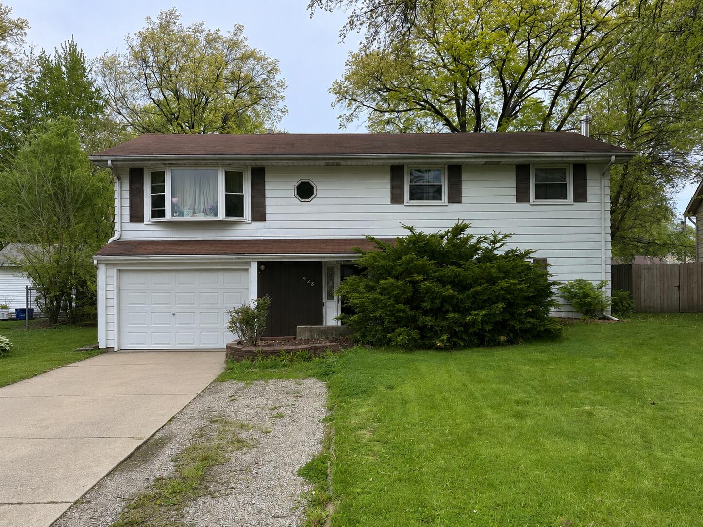 928 W 68th Place