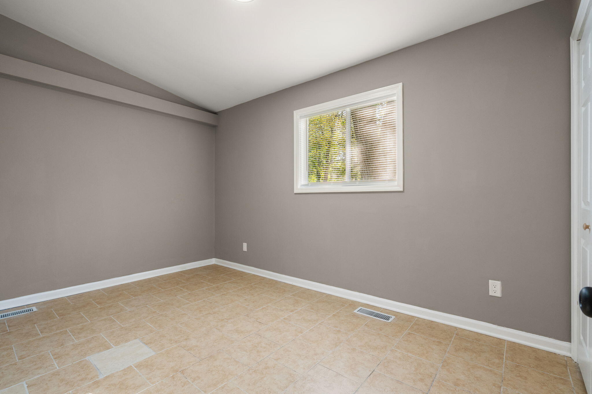 1346 E 50th Court