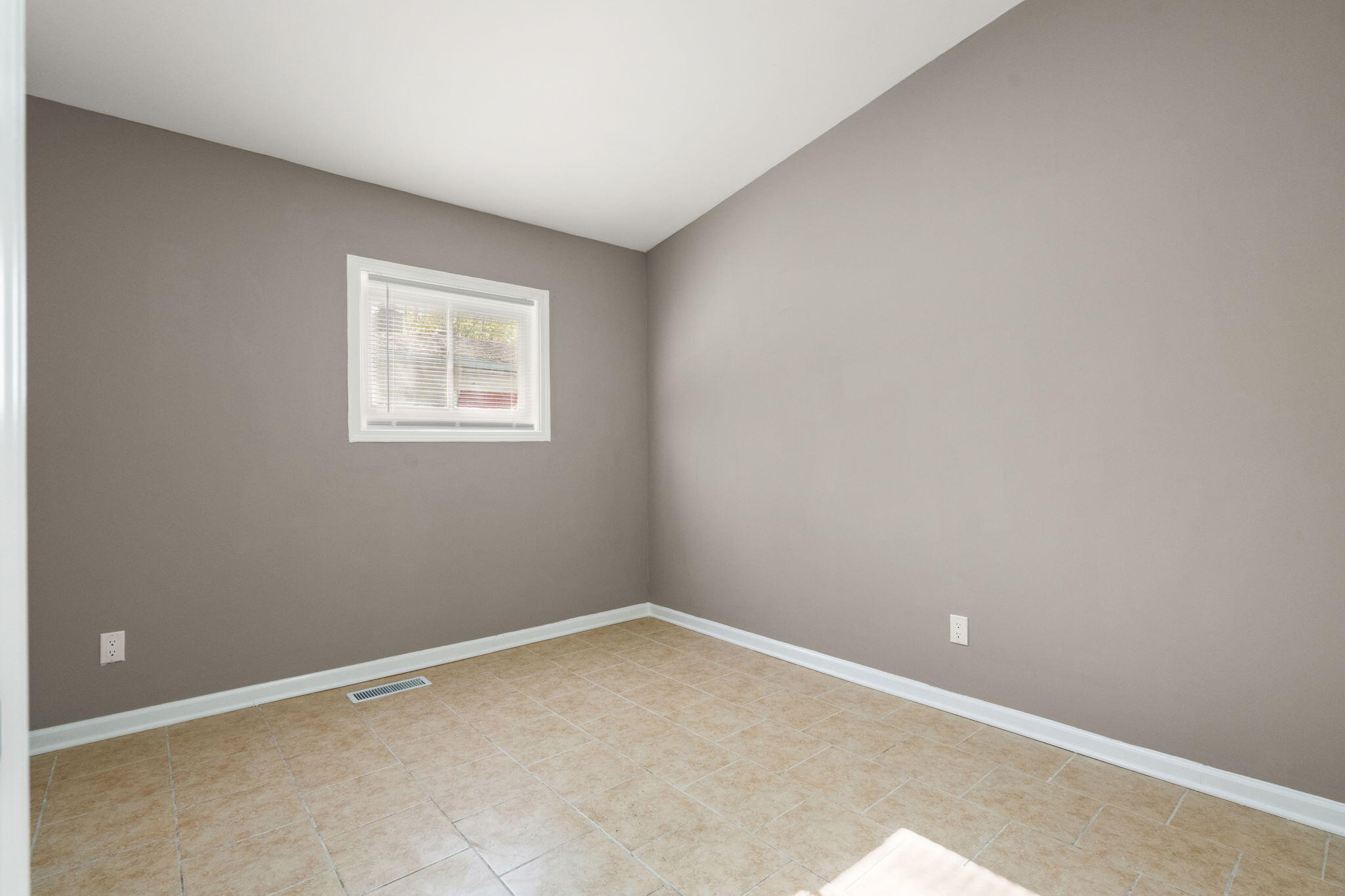 1346 E 50th Court