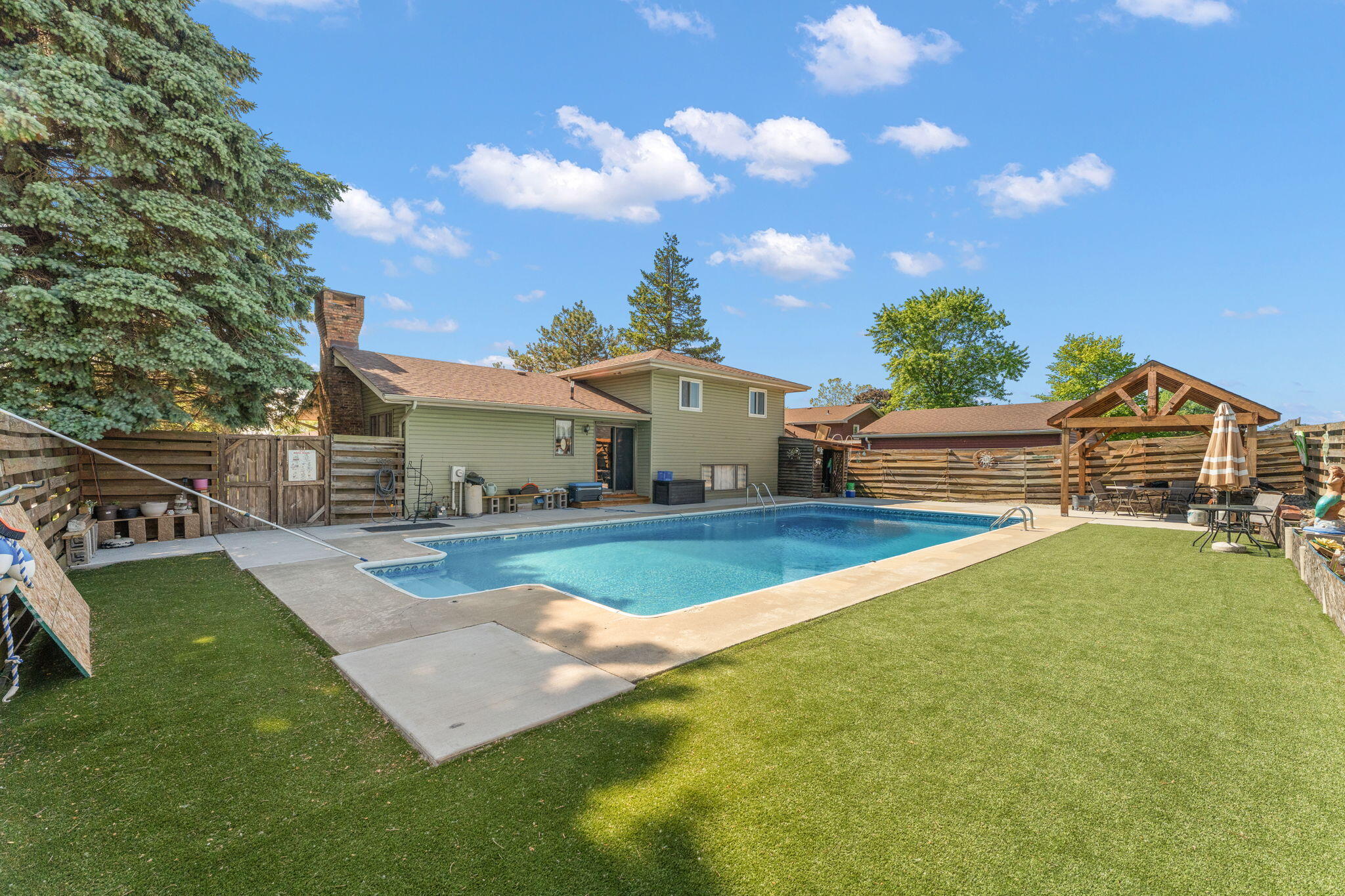 2547 Springhill Drive