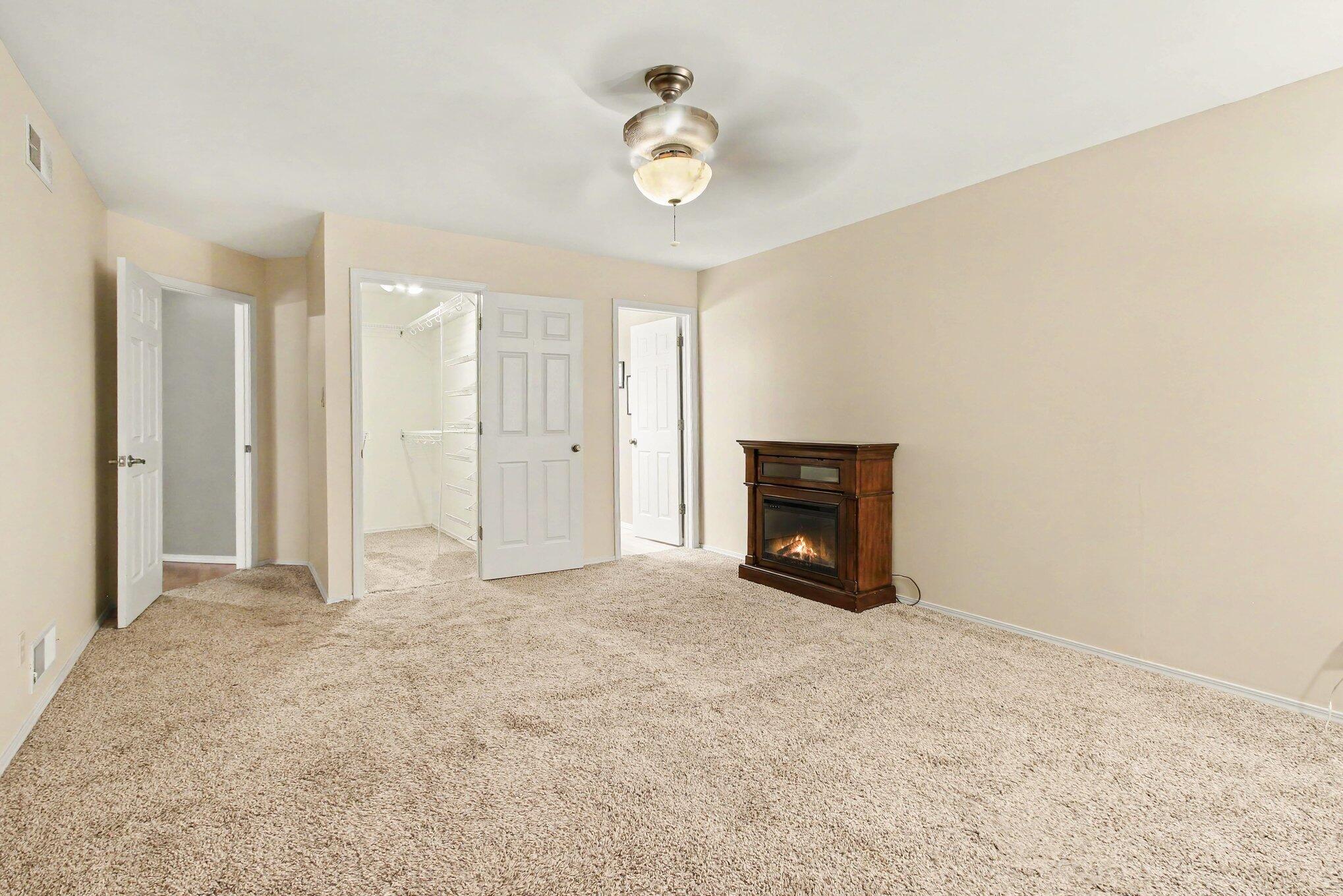 438 Deerpath Drive W
