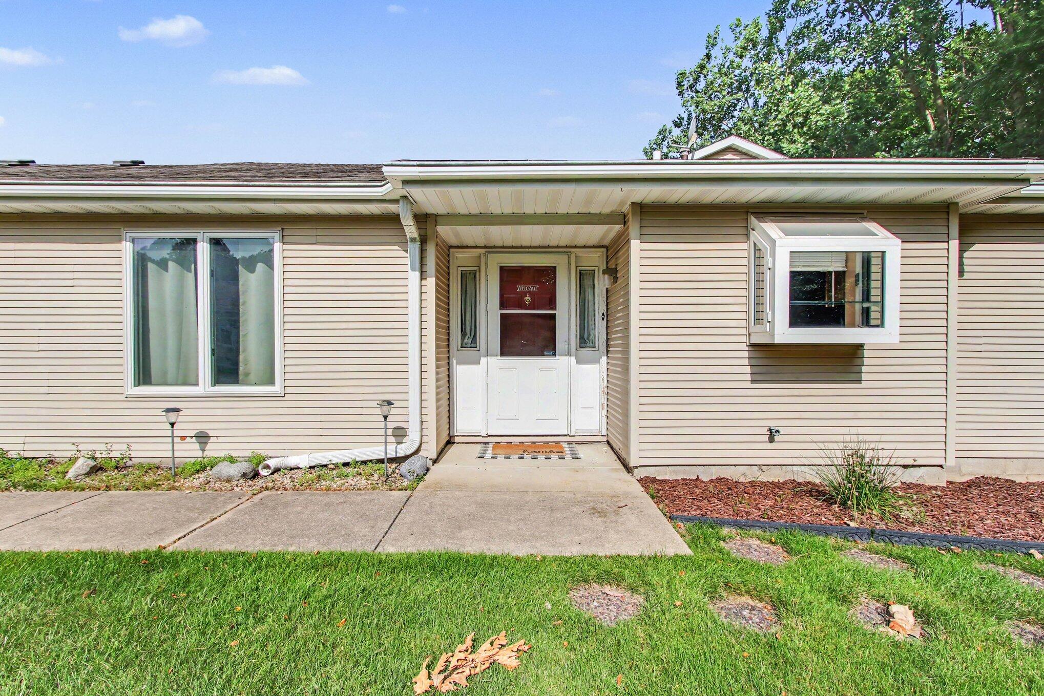 438 Deerpath Drive W