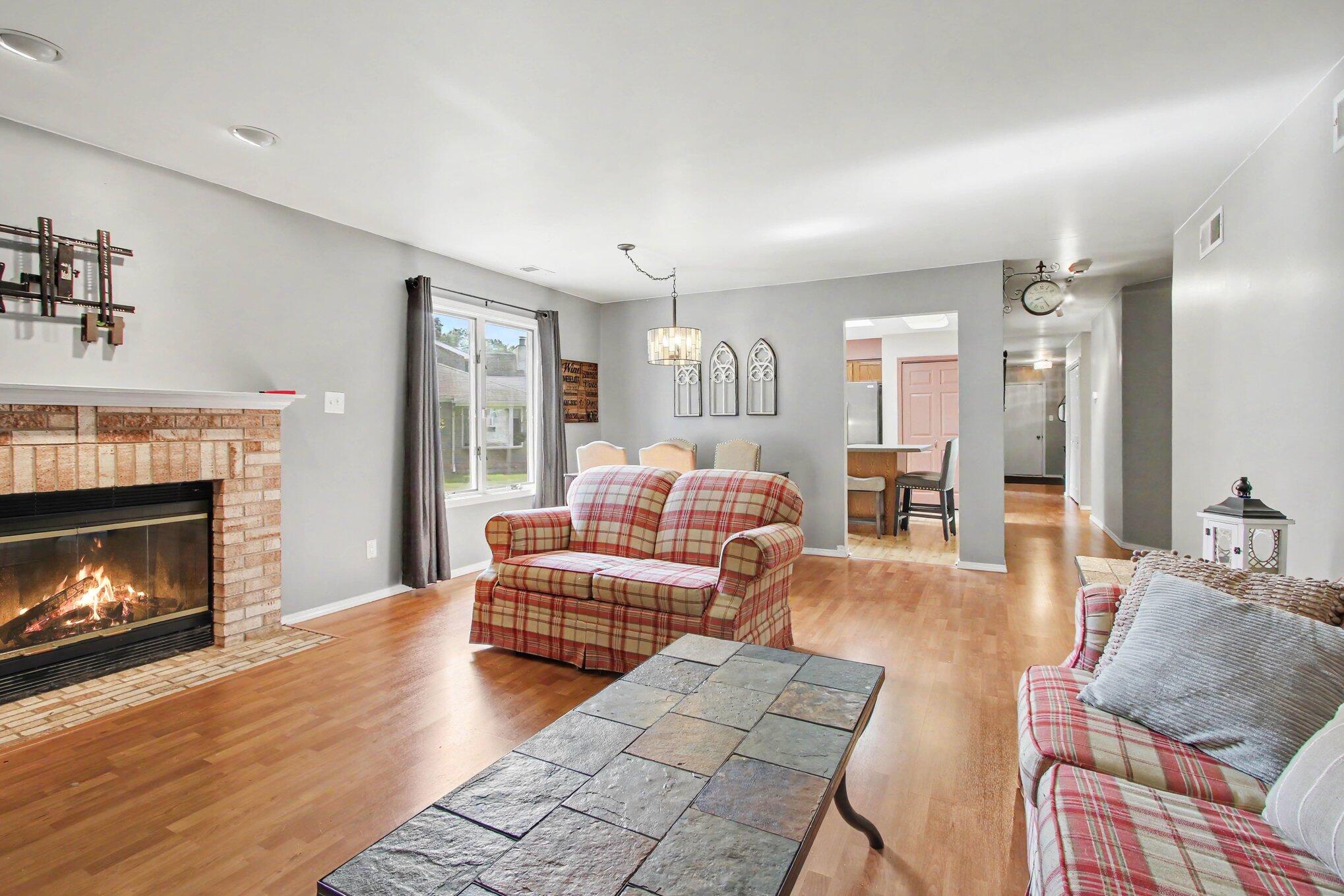 438 Deerpath Drive W