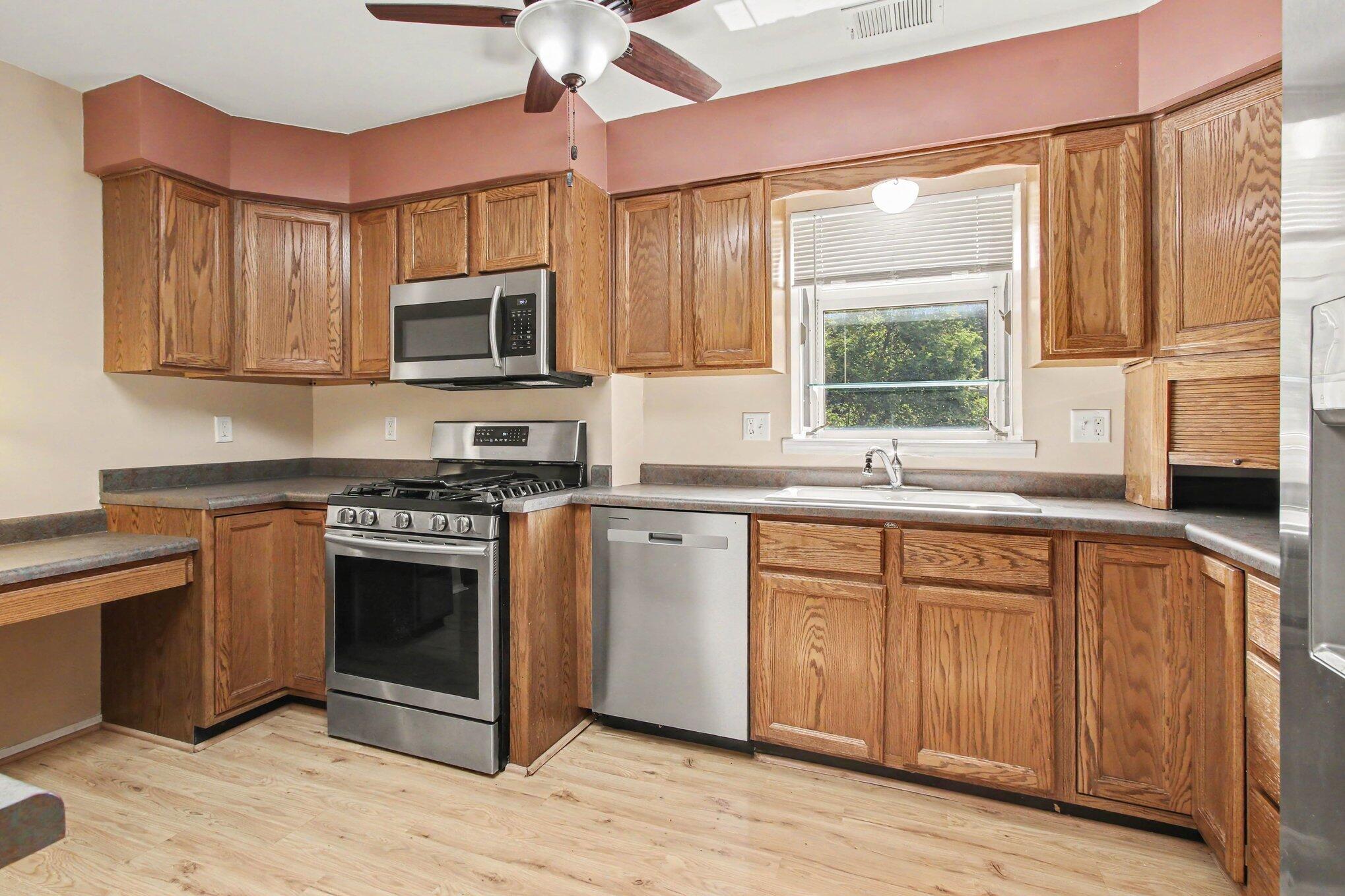 438 Deerpath Drive W