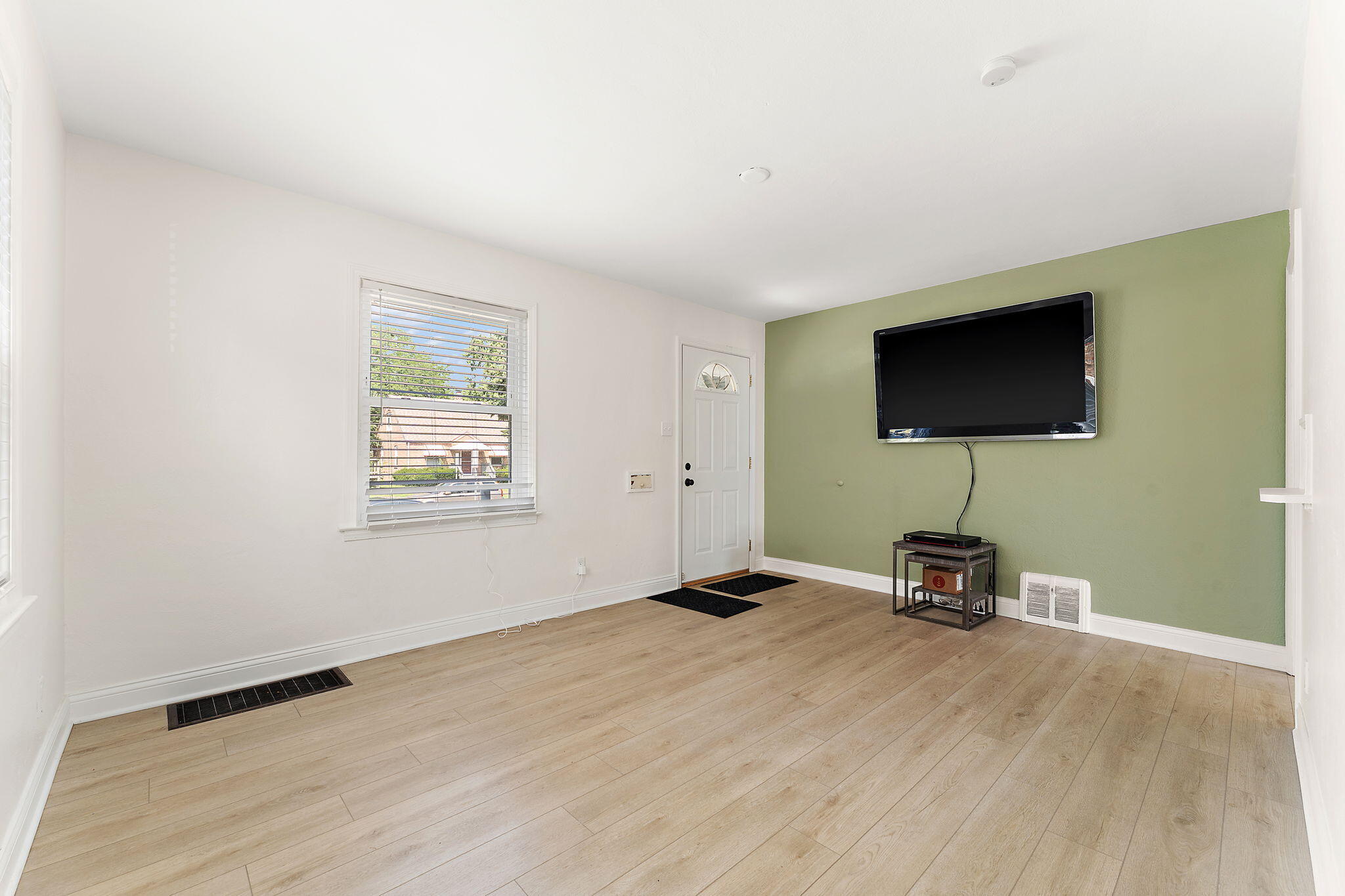 6813 Schneider Avenue