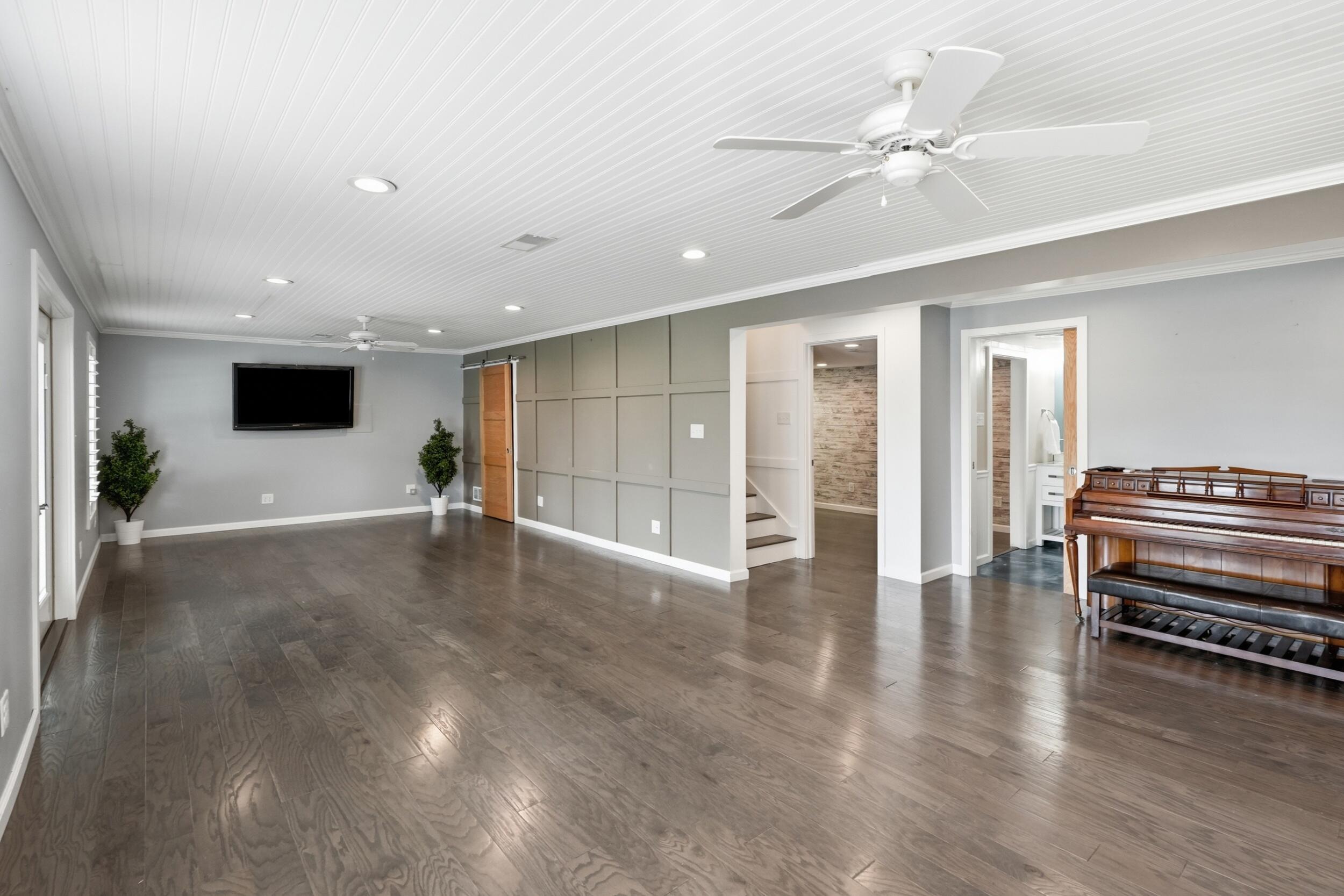 1587 Brackenbury Lane