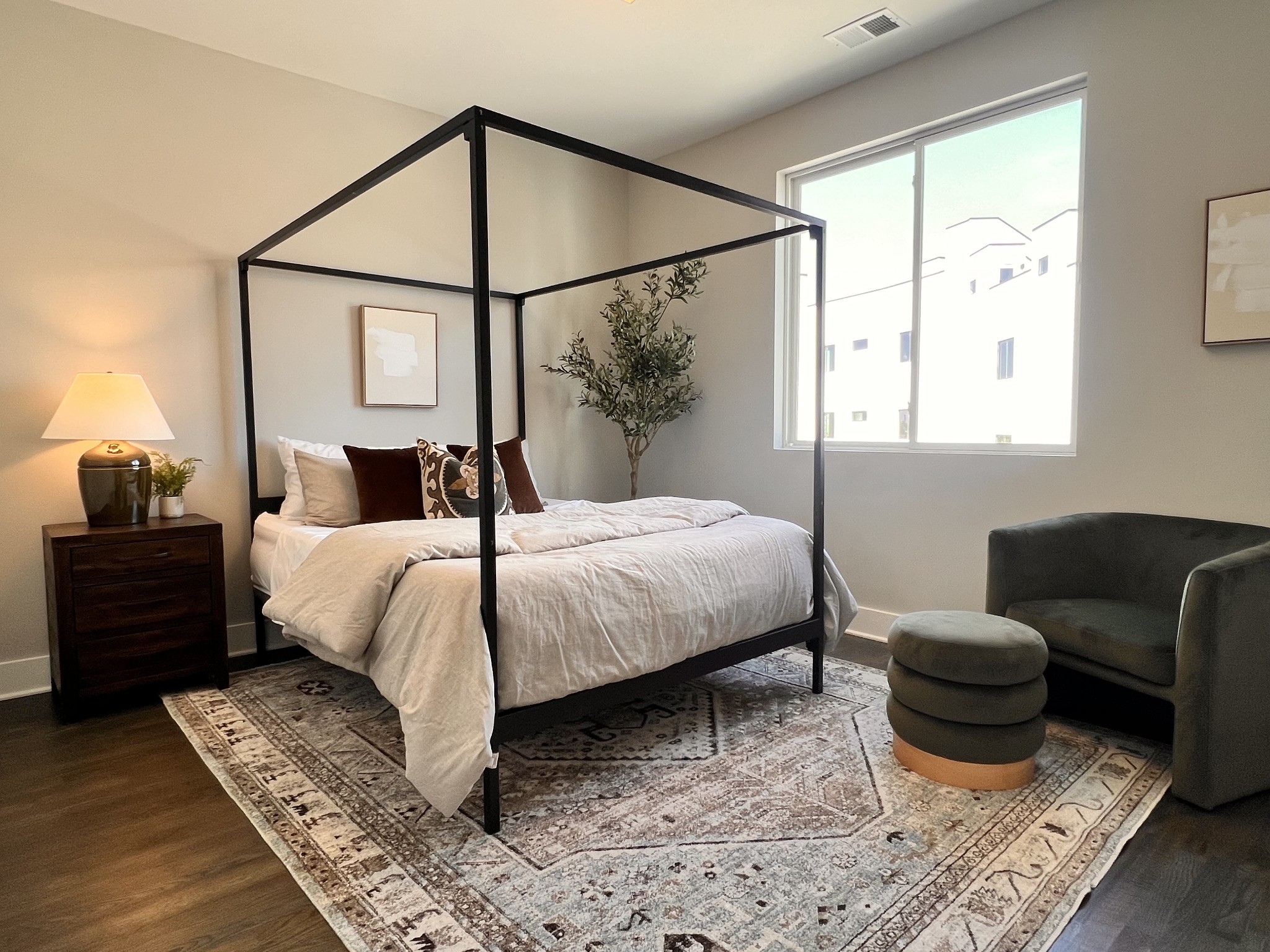 496 W Trinity Ln Unit: 1