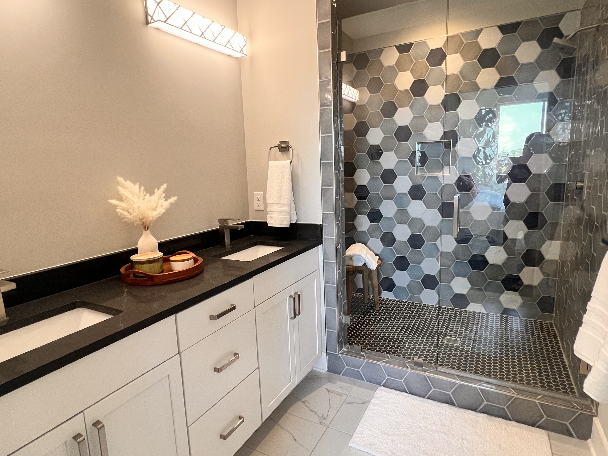 496 W Trinity Ln Unit: 1