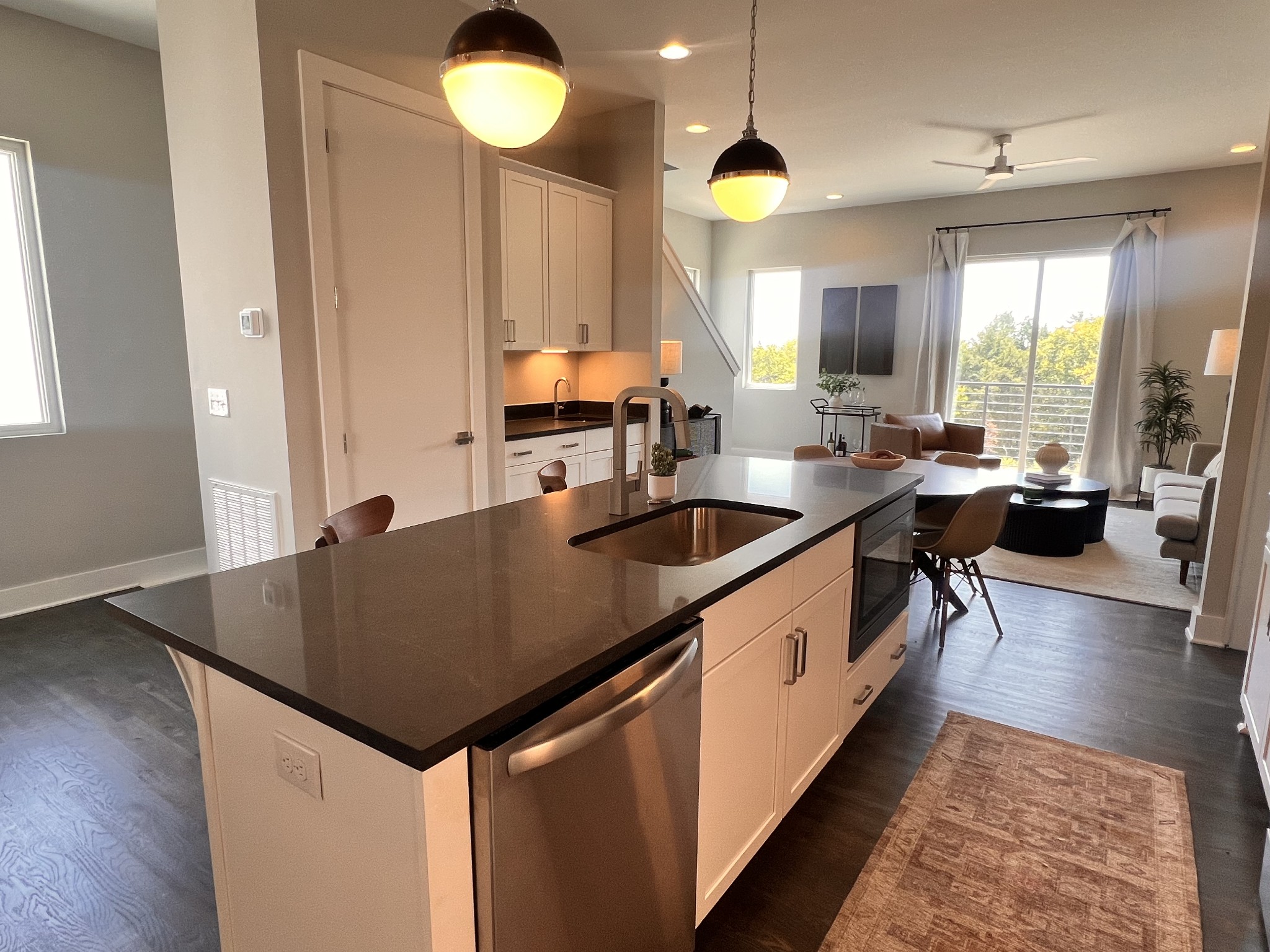 496 W Trinity Ln Unit: 1