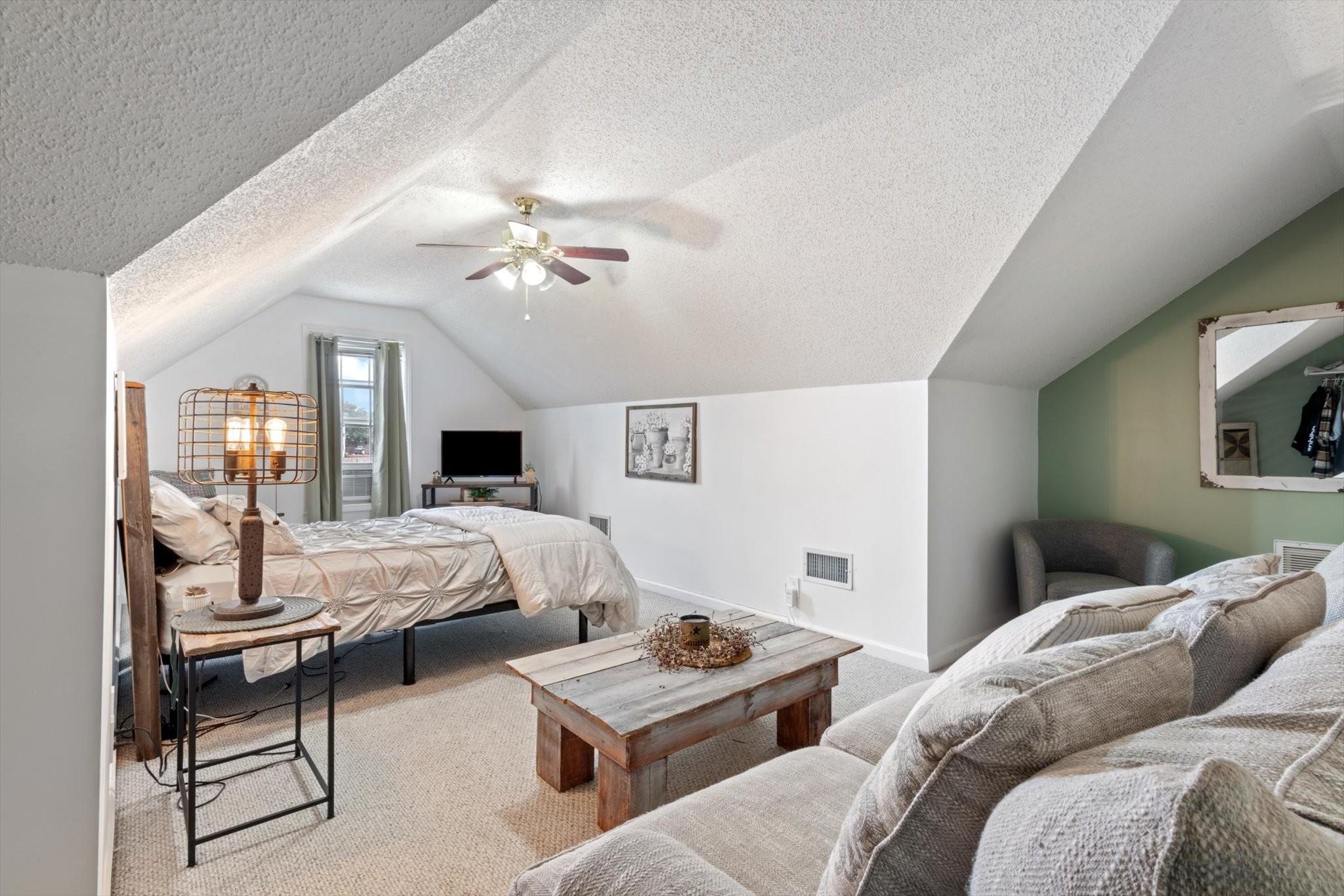 1112 Travis Pl