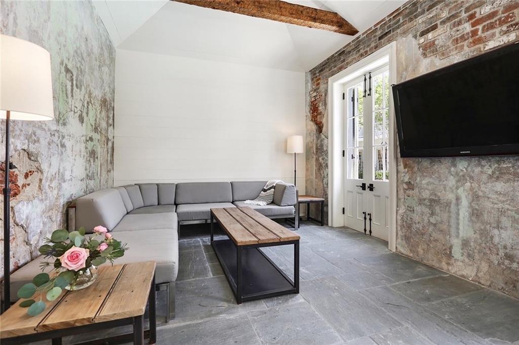 822 BARRACKS Street A