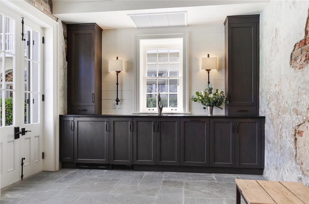 822 BARRACKS Street A