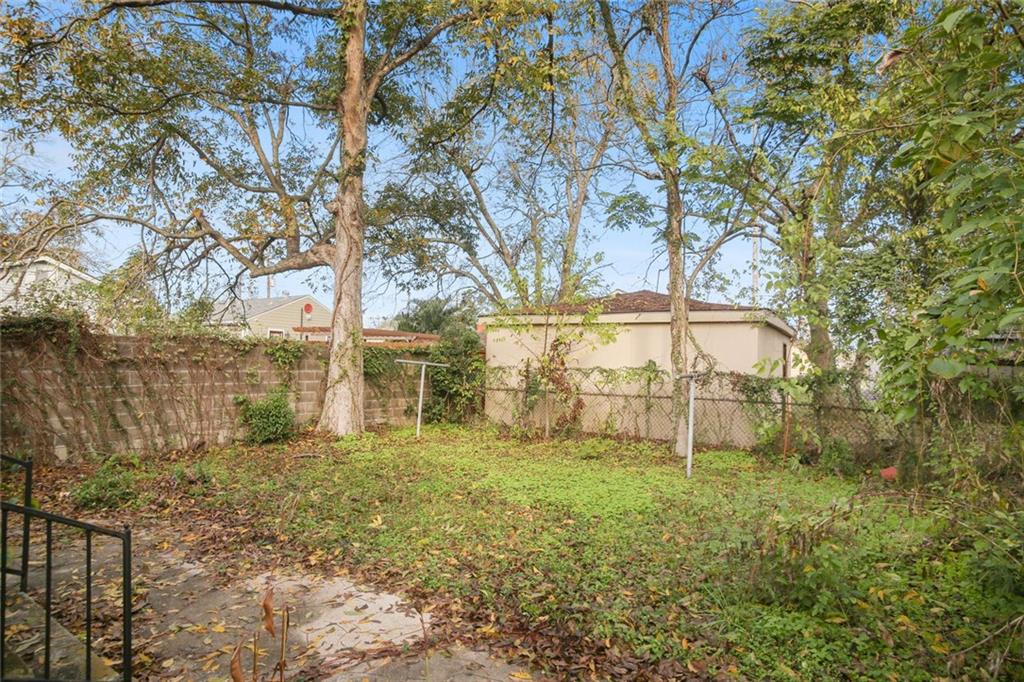 2119 HUMANITY Street