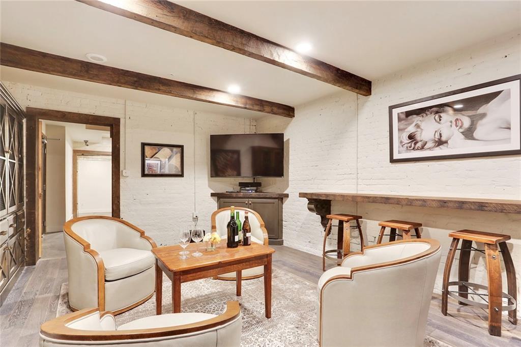 736 ST CHARLES Avenue 1D