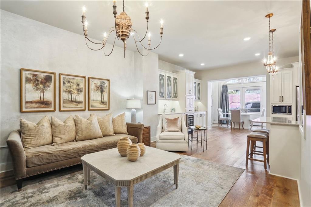 736 ST CHARLES Avenue 1D