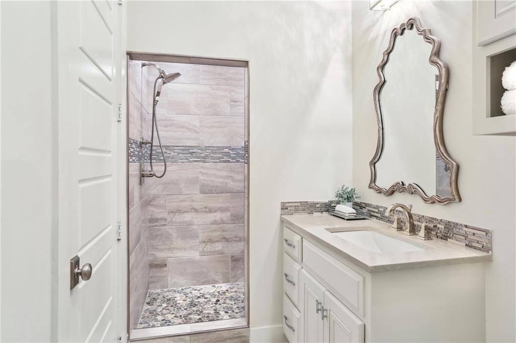 736 ST CHARLES Avenue 1D