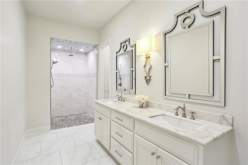 736 ST CHARLES Avenue 1D