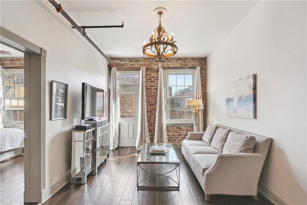 736 ST CHARLES Avenue 2C