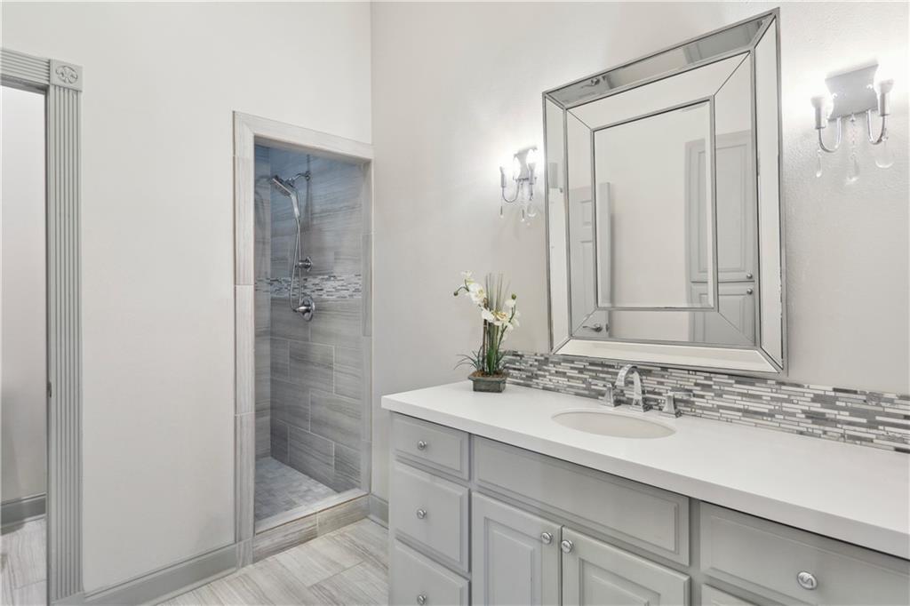 736 ST CHARLES Avenue 2C