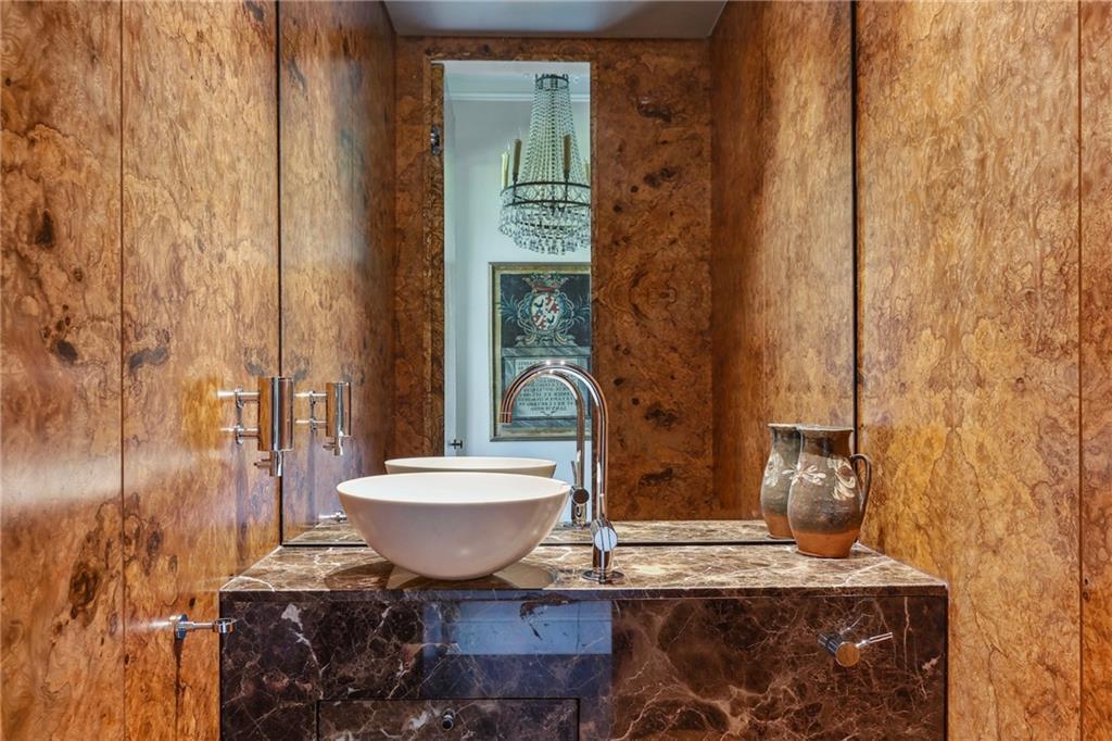 600 GOVERNOR NICHOLLS Street