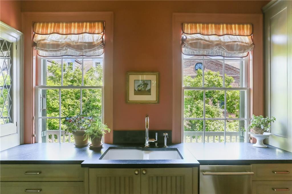 600 GOVERNOR NICHOLLS Street