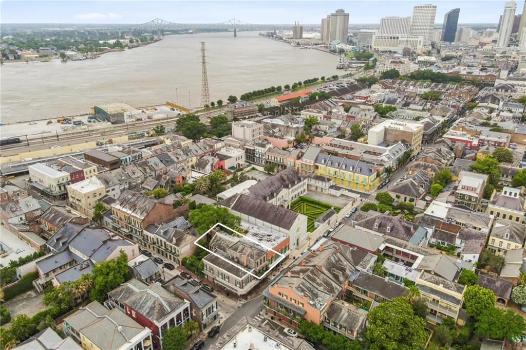 1138 CHARTRES Street