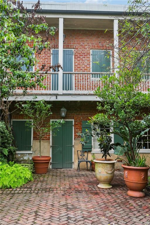 1138 CHARTRES Street