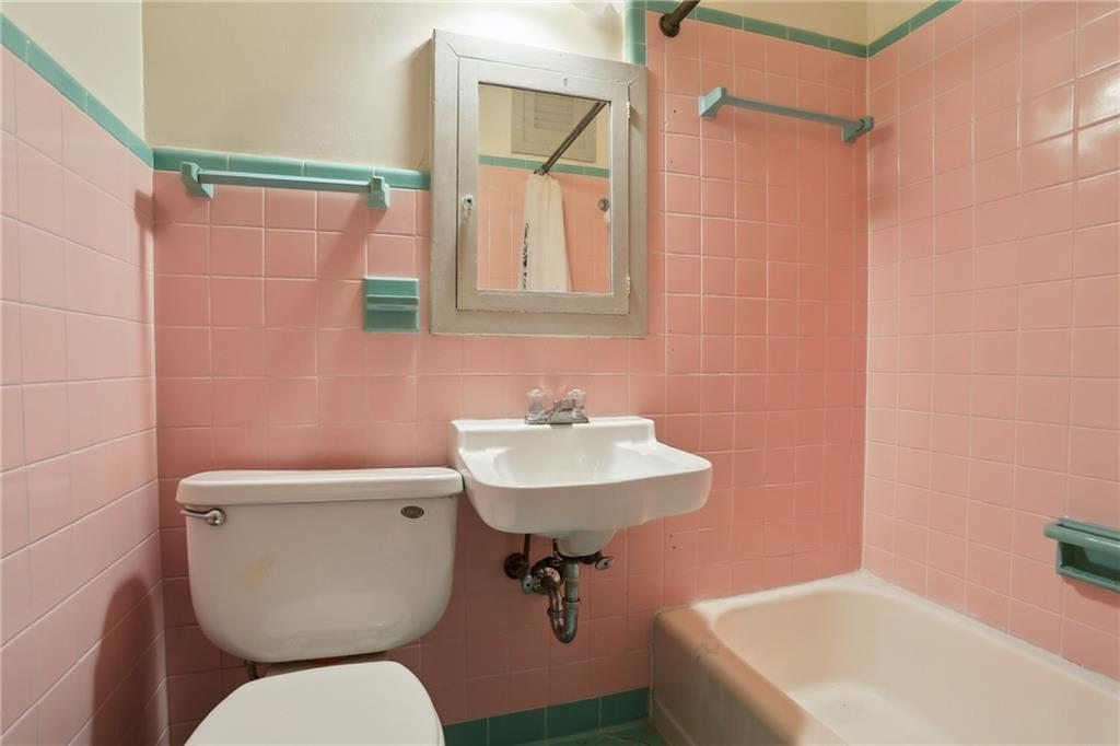 1138 CHARTRES Street