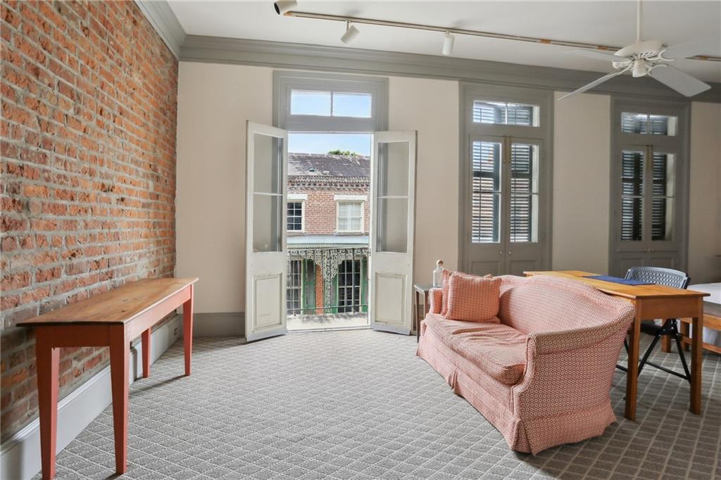 1138 CHARTRES Street