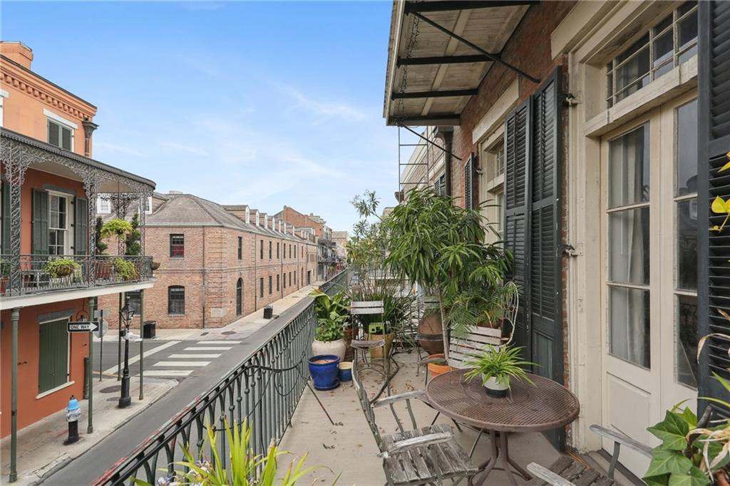 1138 CHARTRES Street