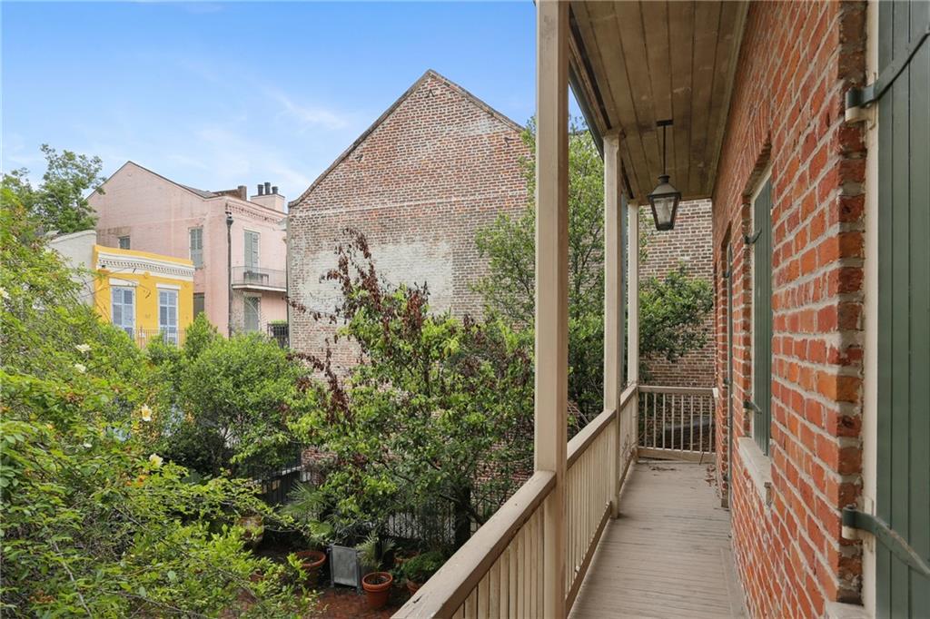 1138 CHARTRES Street