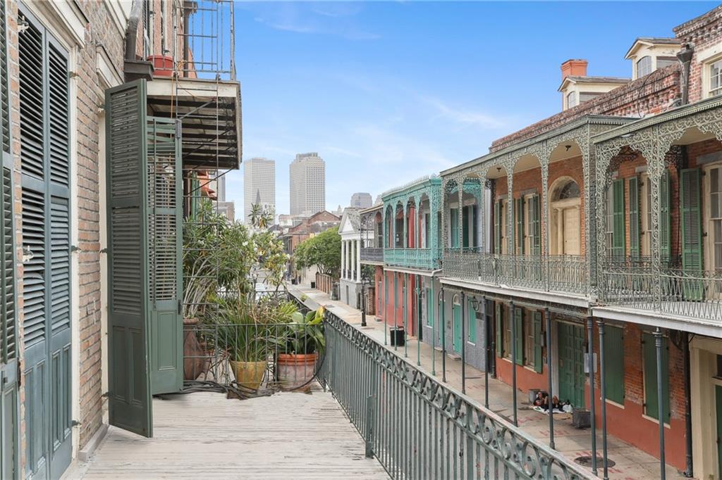 1138-1140 CHARTRES Street