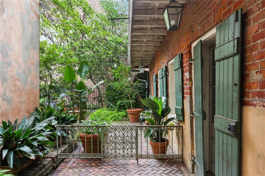 1138-1140 CHARTRES Street